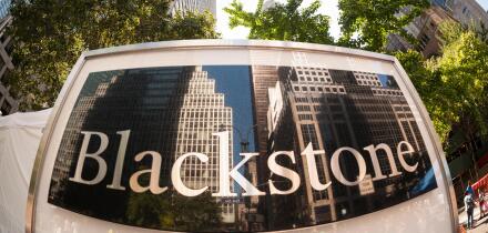 The "tombstone" outside of 345 Park Avenue in New York announces that it is the NY headquarters of the Blackstone financial services firm, seen on Saturday, August 19, 2017. Blackstone is one of the world's largest private equity investment firms. (© Rich
