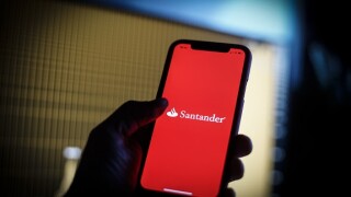 Santander_phone_PA_575x375_290420