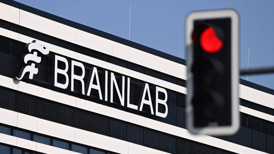 brainlabred-alamy-100725