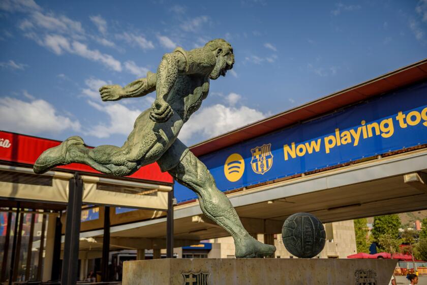 Sculpture of Kubala Laszlo in front of the Spotify Camp Nou stadium (Barcelona, Catalonia, Spain)
ESP: Escultura de Ladislao Kubala, Camp Nou, Espana