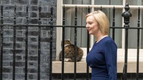 London, UK. 23rd Sep, 2022. Liz Truss, Prime Minister, leaves 10 Downing Street for the financial statement, mini budget Credit: Ian Davidson/Alamy Live News