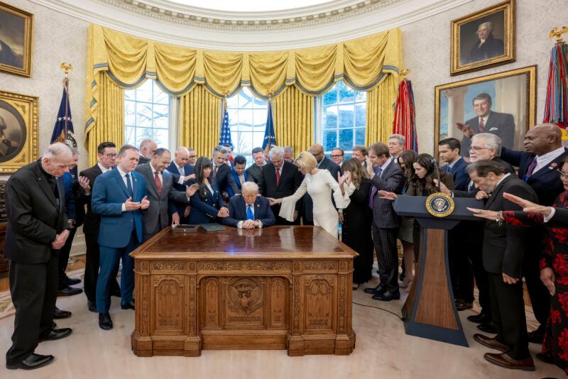 Washington, United States of America. 07 February, 2025. U.S. President Donald Trump, surrounded by evangelical, christians, hold a prayer before signing an executive order establishing the White House Faith Office at the Oval Office of the White House, F