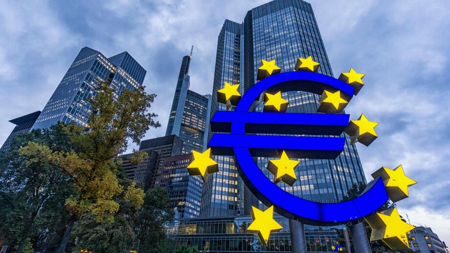 Germany, Hessen, Frankfurt-am-Main, Euro Tower, Euro Symbol, Willy Brandt Platz, skyline, Commerzbank,