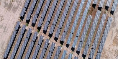 Solar panels in desert from Alamy, 10Oct23 575x375