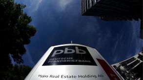 Das Firmenschild der Zentrale der Hypo Real Estate Holding AG und der dbb (Deutsche Pfandbriefbank), aufgenommen am Sonntag (12.09.10) in Unterschleissheim bei Muenchen (Bayern). Die Muenchner Pleitebank Hypo Real Estate Group (HRE) benoetigt von der Bund