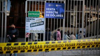 La Paz, Bolivia. 30th Mar, 2023. People line up outside the Central Bank of Bolivia, where the sale of U.S. dollars is offered. As the price of Bolivian bonds has plummeted and the central bank's foreign reserves have declined, demand for U.S. dollars has