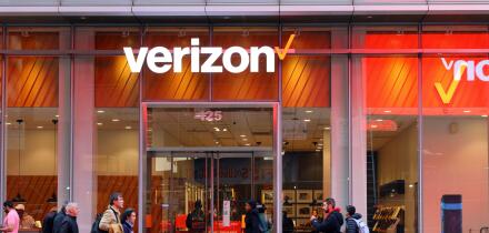 Verizon, 125 W 42nd St, New York. NYC storefront photo of a cellphone store in Midtown Manhattan.