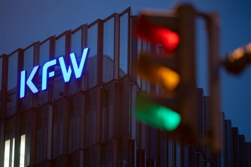 PRODUCTION - 20 October 2021, Hessen, Frankfurt/Main: A traffic light is shining in all phases in front of the Kreditanstalt fur Wiederaufbau (KFW). The coalition negotiations to form a government after the Bundestag elections begin today. Photo: Sebastia