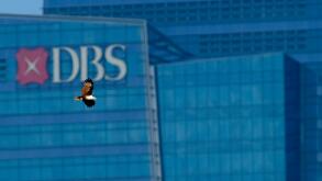 Singapore. 13th Aug, 2015. A raptor flies past a building of DBS Bank in Singapore's Marina Bay Financial Centre, Aug. 13, 2015. Singapore's Ministry of Industry and Trade (MTI) downgraded its full-year economic growth forecast from 2.0-4.0% to 2.0-2.5 pe