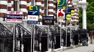 ESTATE AGENT SIGNS OUTSIDE HOUSES FOR RENT AND SALE IN THE LONDON BOROUGH OF KENSINGTON AND CHELSEA  LONDON