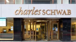 Charles Schwab, 60 E 42nd St, New York, NYC storefront photo of a financial consultant and retail brokerage in Midtown Manhattan.