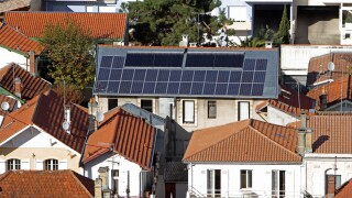 PHOTOVOLTAIC PANELS INSTALLED ON THE ROOF OF A HOUSE ENERGY SAVING ARCACHON GIRONDE (33) FRANCE