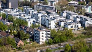 Newly built housing estate "Kronenburg" along the federal road no. 1 (Ruhrschnellweg) in the urban area of Dortmund, Germany   ---   Neu errichtete Wohnsiedlung "Kronenburg" entlang der BundesstraBe No. 1 (Ruhrschnellweg) im Stadtgebiet von Dortmund, Deut