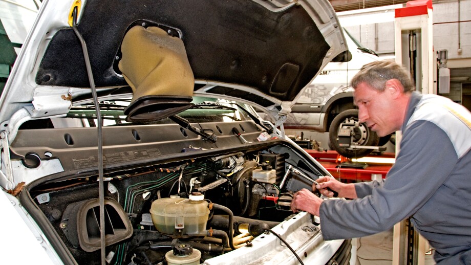 Netherlands automobiles cars garage motor engine repair reparation repairer mechanic serviceman maintenance upkeep servicing