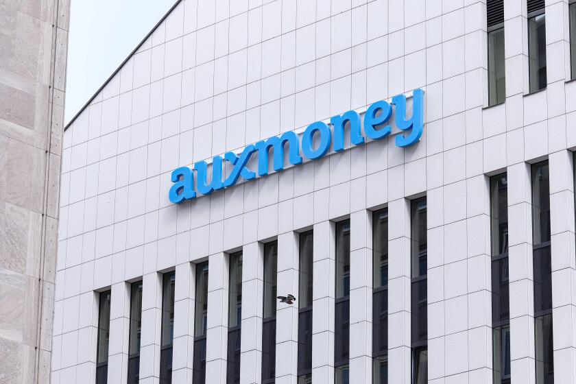 Dusseldorf 17.07.2024 Logo Schriftzug Leuchtreklame Auxmoney Finanzdienstleister Kreditgeber Verschuldung online Internet Kredit Kredite Kreditvergabe Schulden Dispo Uberschuldung Dusseldorf Nordrhein-Westfalen Deutschland *** Dusseldorf 17 07 2024 Logo l