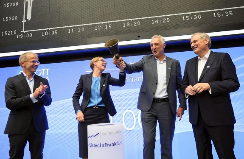 28.09.2023, Frankfurt, DEU Boersengang der Pharmasparte , Schott Pharma, des Mainzer Spezialglasherstellers Schott an der Frankfurter Boerse. v.l. : Jens Schulte, Mitglied des Vorstandes Schott AG, Almuth Steinkuhler, CFO Schott Pharma, Andreas Reisse, Vo