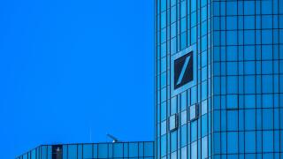 Doppelturme der Zentrale der Deutschen Bank mit dem Firmenlogo Schragstrich im Quadrat Frankfurt am Main Hessen Deutschland *** Twin towers of the Deutsche Bank headquarters with the company logo slash in the square Frankfurt am Main Hesse Germany