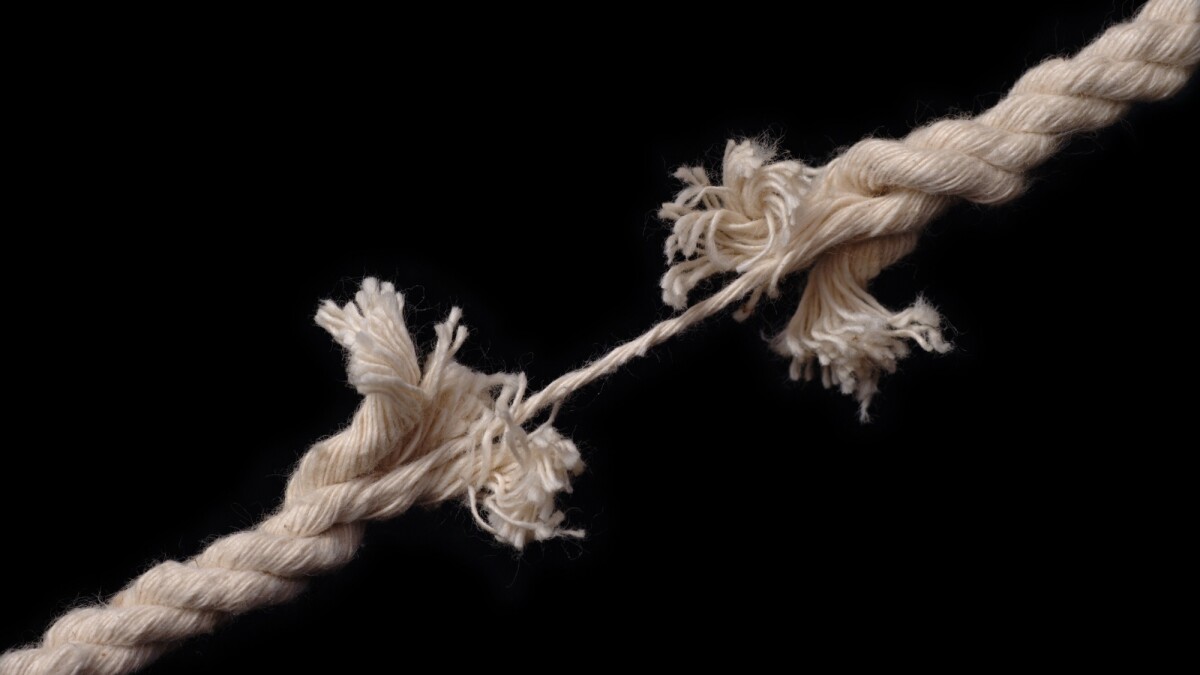Нитки на белом фоне. Рвущаяся нить. Волоски каната. Рвущаяся нить. Последняя нитка.