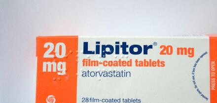 Box of Lipitor 20mg film-coated tablets containing atorvastatin, a prescription statin medication used to lower cholesterol, manufactured by Viatris