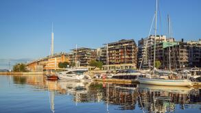 Houses and boats on the Oslofjord in downtown Oslo, Nowegen, Scandinavia, Northern Europe, Europe