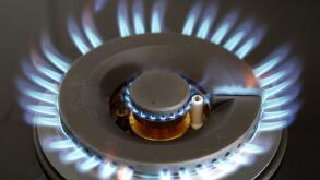 Die Gasflamme eines Gasherds, aufgenommen in Heidelberg am Mittwoch, 5. Maerz 2008. Das Bundeskartellamt geht massiv gegen die hohen Gaspreise in Deutschland vor. Die Wettbewerbsbehoerde leitete gegen rund 35 Gasversorger ein Missbrauchsverfahren wegen de