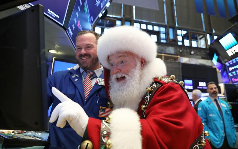 Santa Claus pays a visit on the floor at the New York Stock Exchange (NYSE) in New York, U.S., November 21, 2018. REUTERS/Brendan Mcdermid      TPX IMAGES OF THE DAY