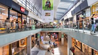 Velizy-Villacoublay (Paris area): Velizy 2, shopping centre run by Unibail-Rodamco Westfield. Shops and chain stores in the mall