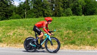 Der franzosische Radrennfahrer Ewen Costiou vom Team Arkea - Samsic kampft sich, wahrend dem Einzelzeitfahren der 8. Etappe der Tour de Suisse, den An