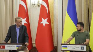 Ukrainian President Volodymyr Zelenskiy and Turkish President Tayyip Erdogan attend a joint news conference following their meeting in Lviv, Ukraine August 18, 2022. REUTERS/Gleb Garanich