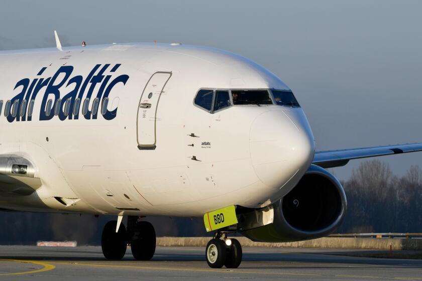 airbaltic, Air Baltic, Boeing, B737, nose gear, wheel, tire, roll in, landing, taxiway, runway, Munich Airport, Upper Bavaria, Germany