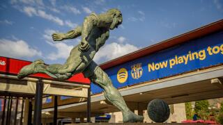 Sculpture of Kubala Laszlo in front of the Spotify Camp Nou stadium (Barcelona, Catalonia, Spain)
ESP: Escultura de Ladislao Kubala, Camp Nou, Espana