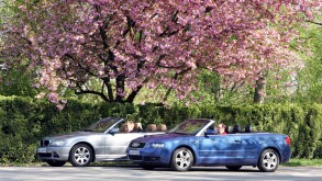 Car, Audi A4 2.0 Convertible, BMW 318 Ci Cabrio, model year 2005-, open top, standing, upholding, diagonal from the front, side