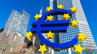 Eurotower, headquarters of the Single Banking Supervision Mechanism, SSM, with Euro symbol, Frankfurt am Main, Hesse, Germany