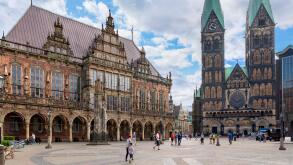 The Marktplatz with the Town Hall (Rathaus) to the left and Cathedral to the right, Bremen, Germany