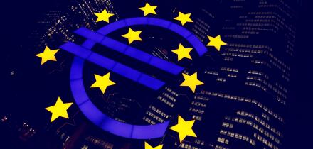 Euro symbol in front of Eurotower at Willy Brandt Platz in Frankfurt am Main, Hessen, Germany